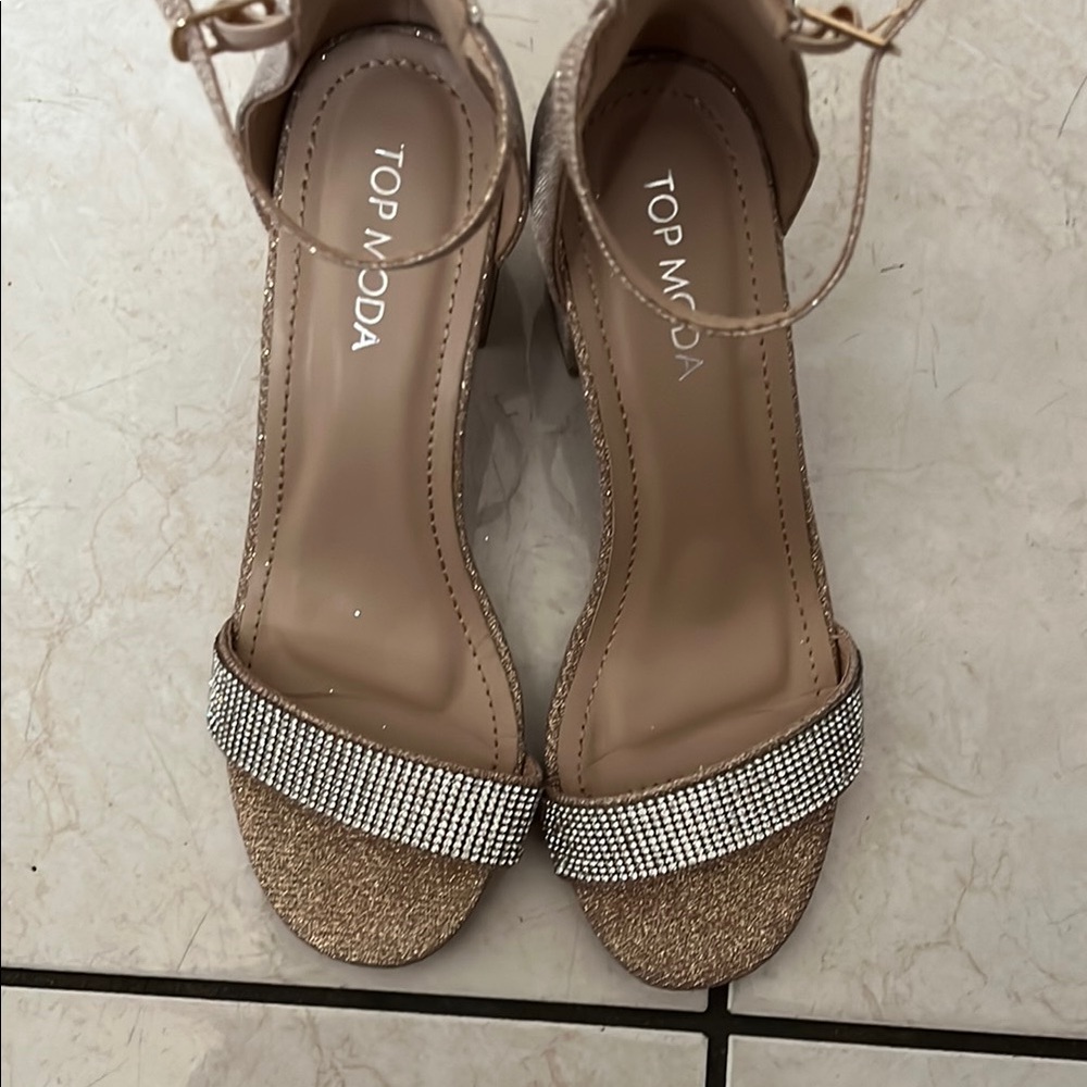 Elegant Gold Women's Shoes - Picture 3 of 5